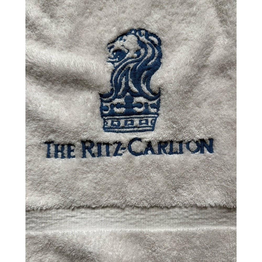 Vintage Ritz Carlton Hotel Bath Towel Cannon USA White Blue Lion Logo 50x26